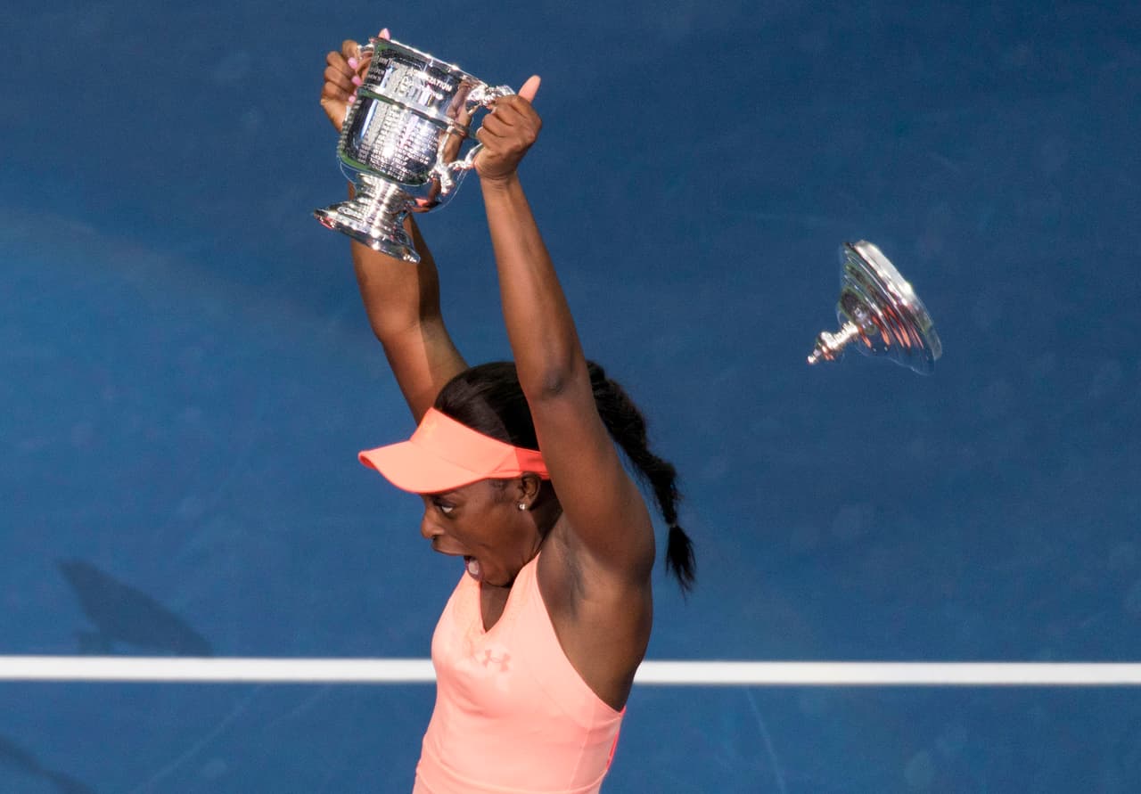 A Sloane Stephens la copa literalmente se le subió a la cabeza cuando el trofeo del US Open femenino de tenis se rompió y un pedazo la golpeó.