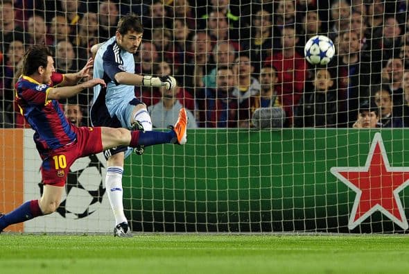 En la otra portería habrá otro duelo de igual intensidad. Casillas y la defensa contra el ataque del Barcelona. Neymar y Messi suman también 15 goles "igual que Ronaldo-, el Barcelona lleva 22, siendo el segundo equipo más goleador de la Liga. La portería del Real Madrid ha recibido 9 goles, más de uno por partido, y Casillas ha dejado de ser ‘San Iker’, y aunque parece volver a ser indiscutible sigue bajo la mira de los más críticos. Sí juega Luis Suárez Barcelona tendrá más poder ofensivo y variantes en el juego de ataque.