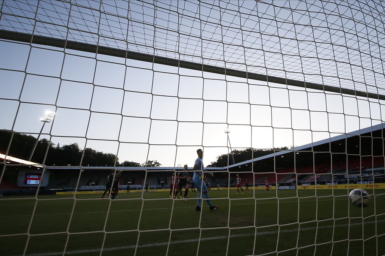 Aficionados 'colados' rompen medidas sanitarias en Alemania