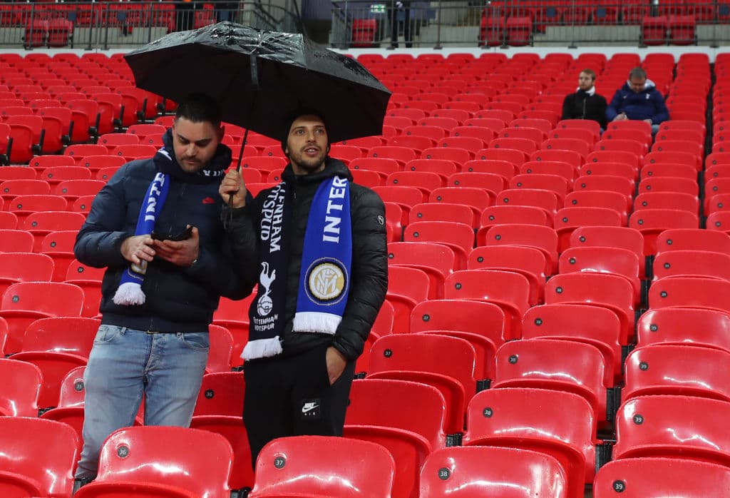 Eso sí, se esperaba una lluvia intensa en la noche londinense, lo mejor es estar prevenido para evitar una gripa y acabar con la ropa empapada.