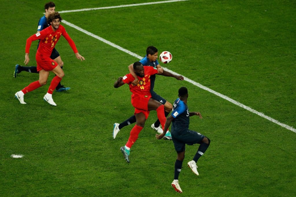 El que estuvo desaparecido durante el partido fue el delantero de Bélgica Romelu Lukaku, controlado por la defensa francesa.