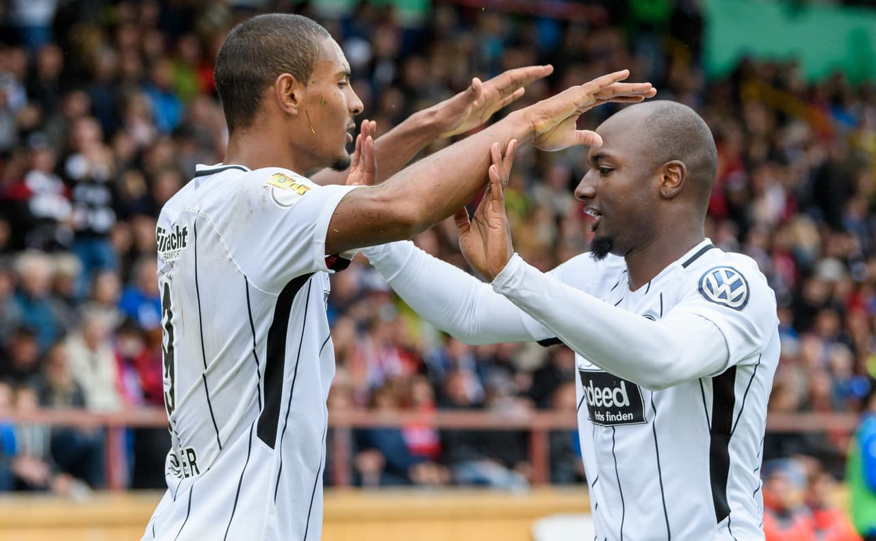 Frankfurt gana sobre la hora sin Salcedo en la cancha