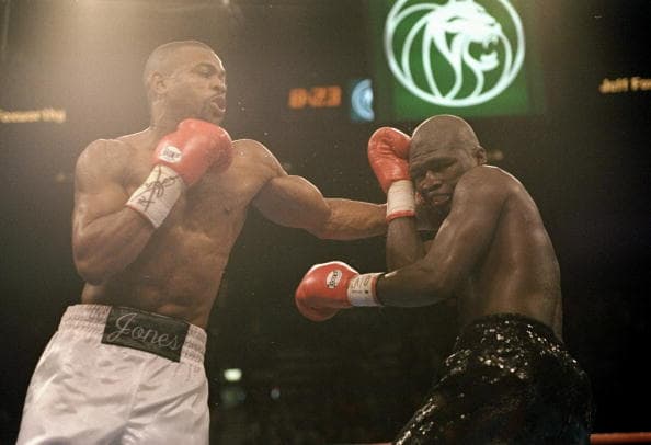 Antes de enfrentar a Roy Jones Jr. en noviembre de 1994, James Toney presumía un invicito de 44-0-2 y la reputación de "chico malo". Sin embargo, Jones jugó con él arriba del ring, le quitó el invicto, y se adueñó de su título supermediano de la FIB.