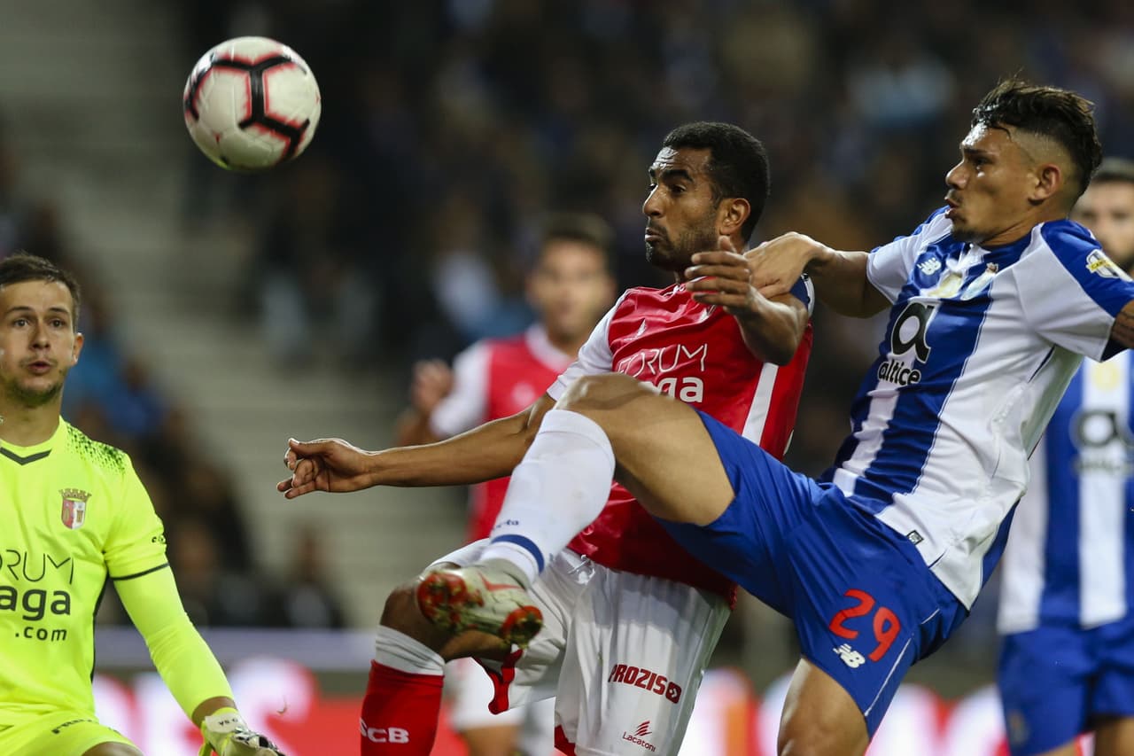 El único gol del partido lo marcó el brasileño Tiquinho Soares (derecha) con un cabezazo para darle el triunfo al Porto en el minuto 88 por 1-0.
