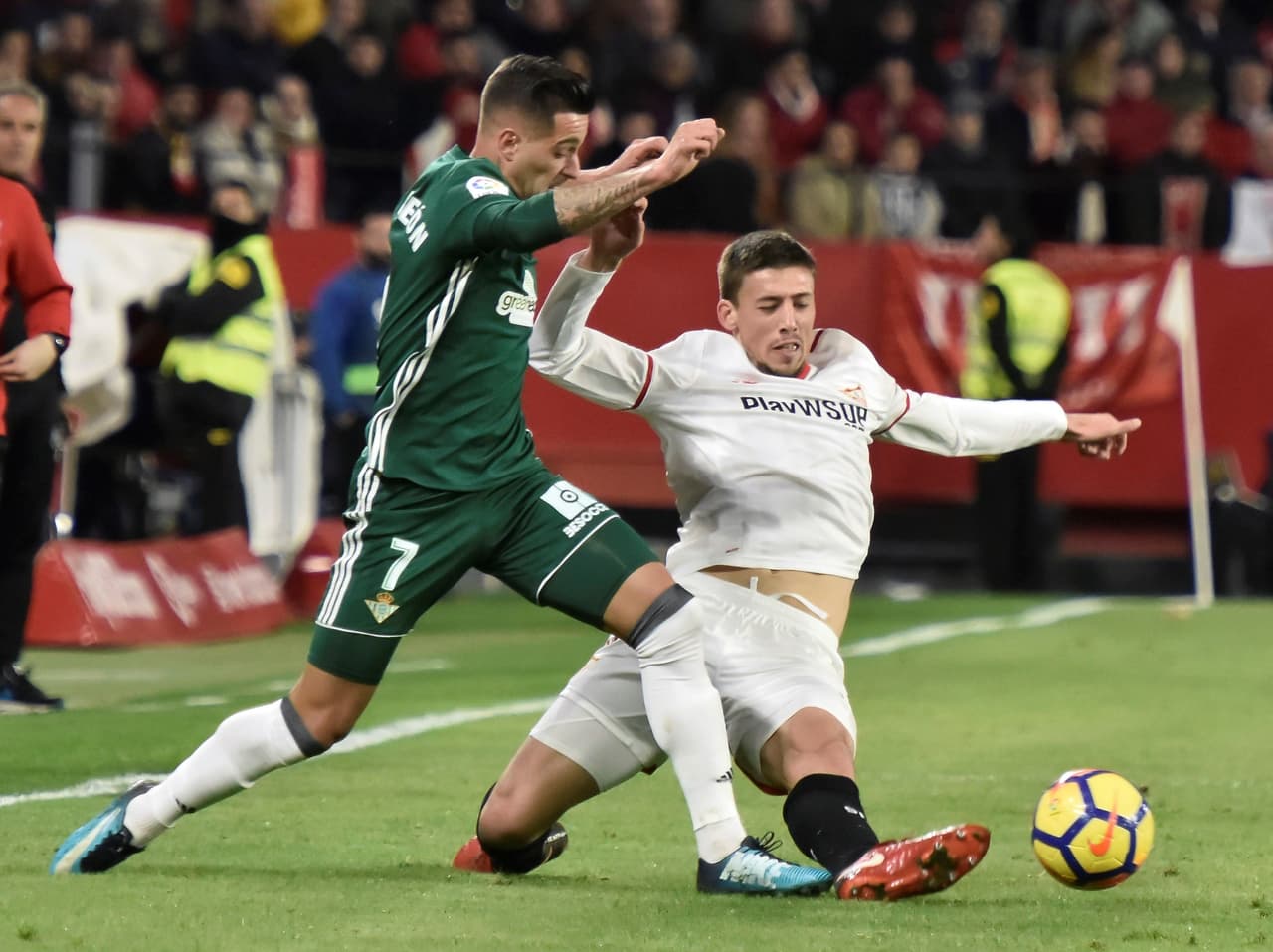 Clement Lenglet recortó distancia, pero en el último minuto Cristian Tello puso el 5-3 definitivo que deja al Betis con 24 puntos y al Sevilla con 29.