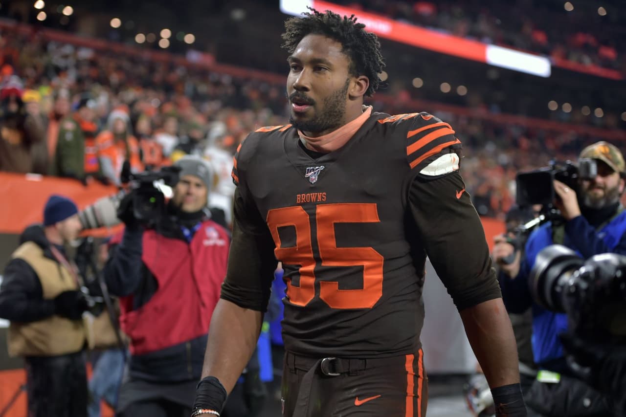 Browns busca asegurar a su defensivo Myles Garrett