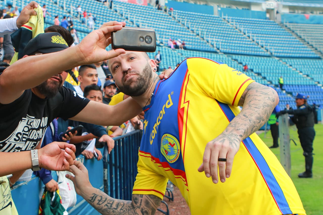 Matías Vuoso compartió con los fanáticos después de anotar el gol de las Águilas.