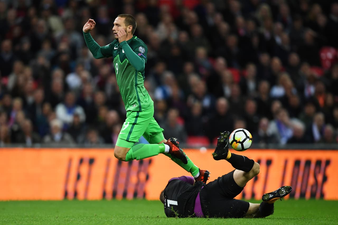Por su parte, Tim Matavz se acercaba al arco de Joe Hart, quien respondía muy bien con un achique perfecto.