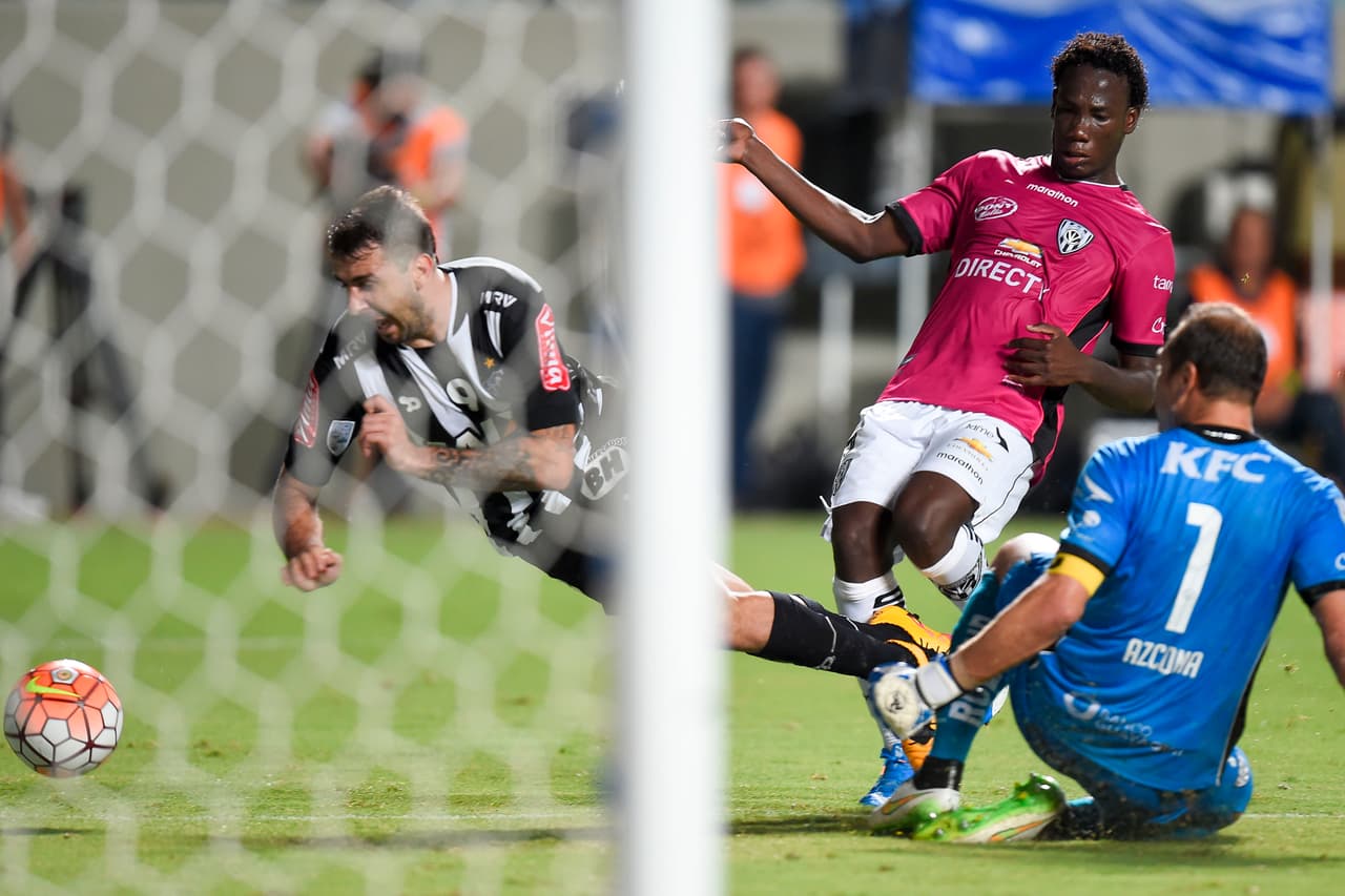 'Kunty' Caicedo también frenó la amenaza del temible goleador Lucas Pratto.