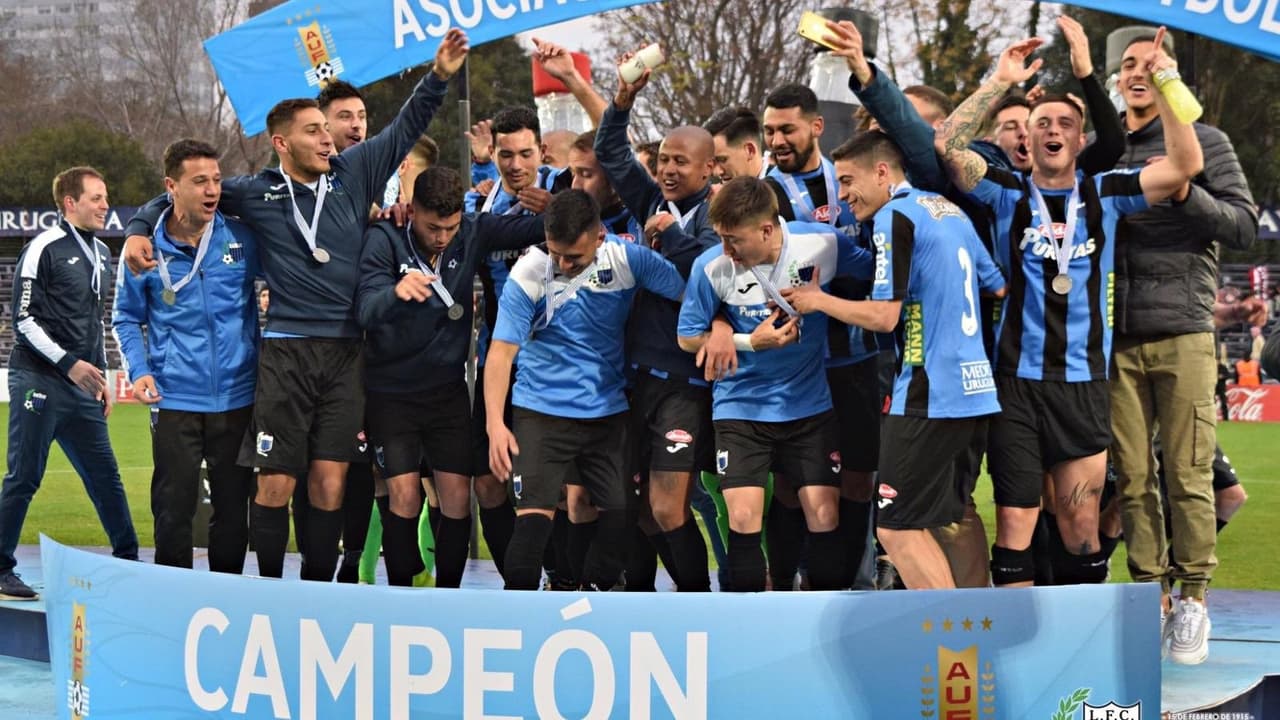 Ha sido seleccionado nacional de la categoría Sub 20 y ha jugado encuentros de la copa Sudamericana.