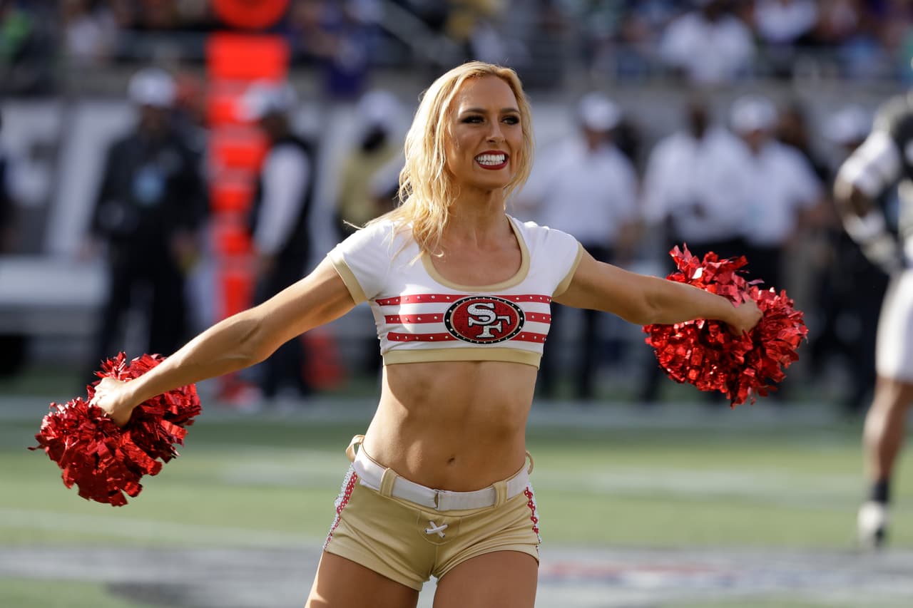 Una porrista de los 49ers lista para disfrutar y deslumbrar en el Pro Bowl.