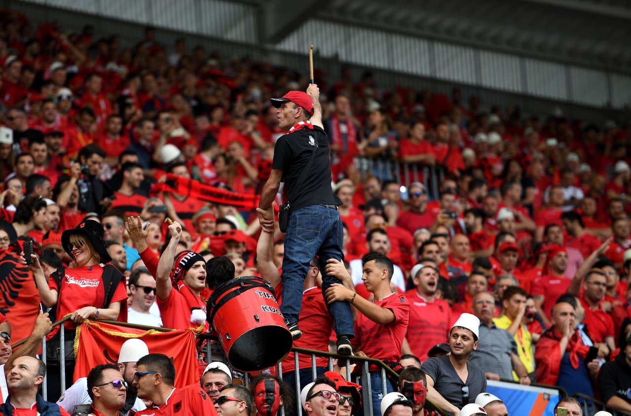 Los albaneses mostraron toda su pasión en las tribunas.