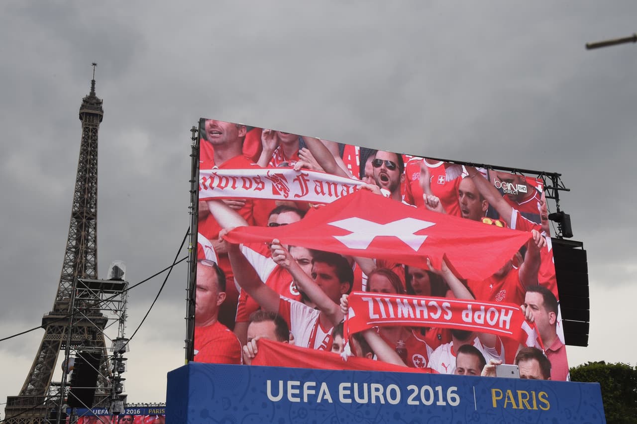 El parque del Campo de Marte con vista a la Torre Eiffel y la Eurocopa 2016.