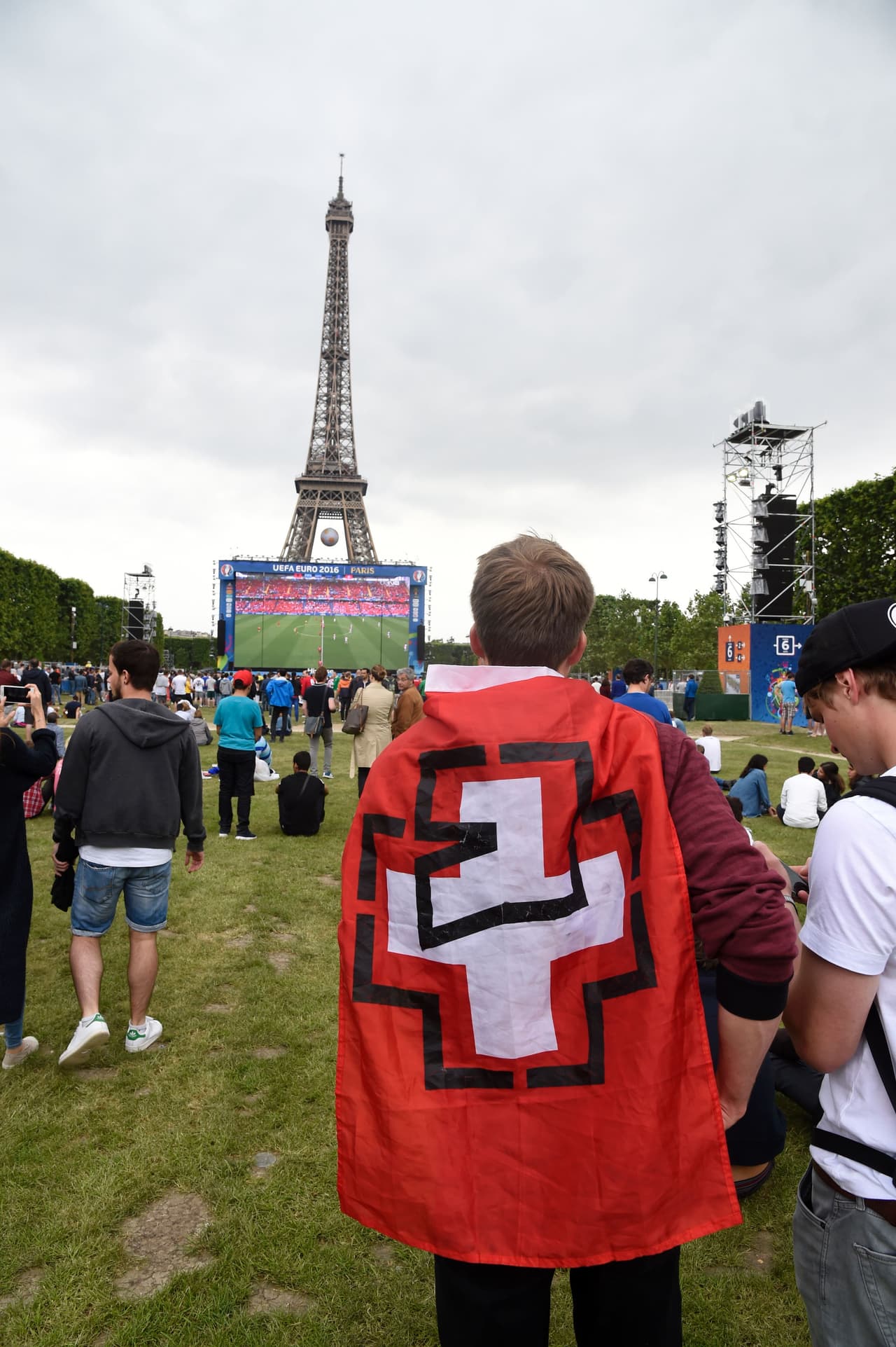 Francia, sede de la Eurocopa 2016, se llenó de sentimiento futbolístico en su segundo día del torneo donde los fans son los que ponen el color. Checa lo mejor del día.