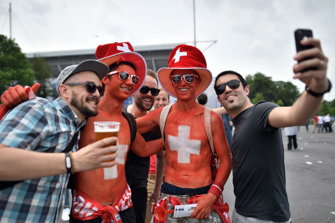 Miles de fans llegaron al Estadio Bollaert en la ciudad de Lens para apoyar a su escuadra.