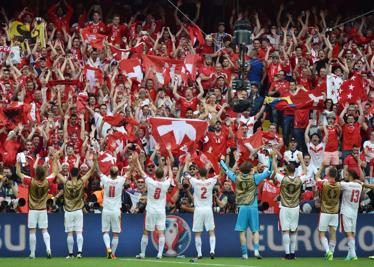 Suiza se llevó la gloria 1-0 ante Albania y los jugadores celebraron con los fans de esta manera.