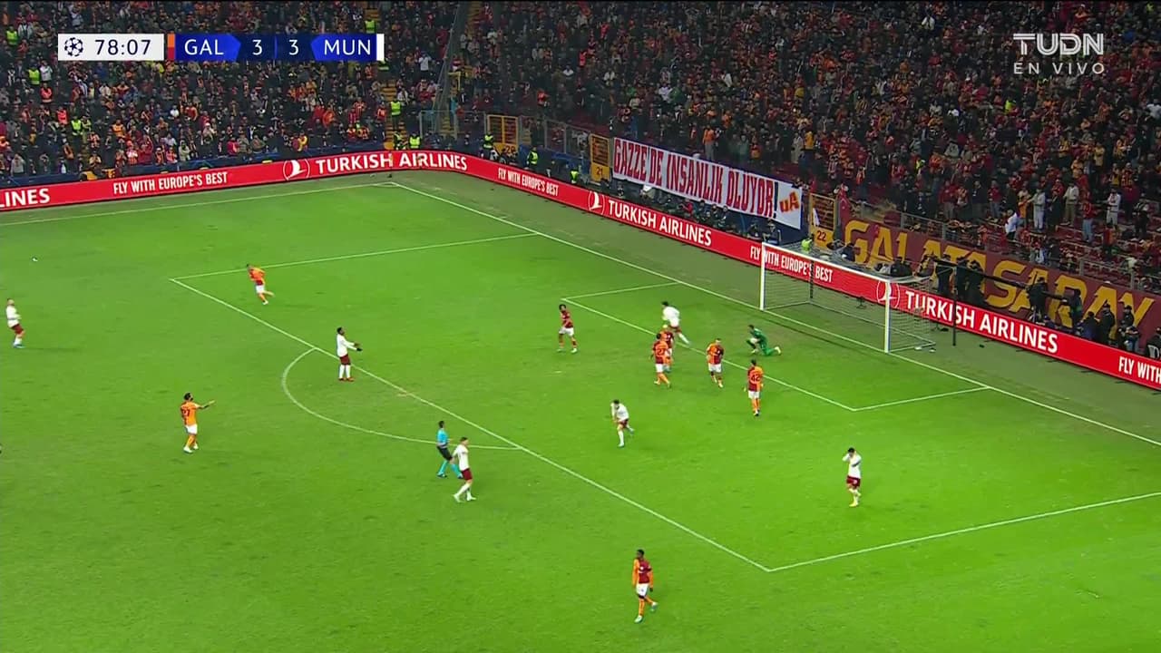 ¡TIRO ATAJADO! disparo por Diogo Dalot.