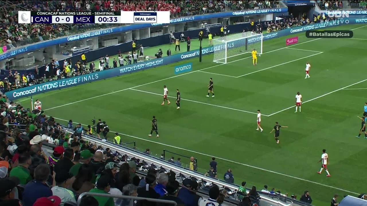¡GOL!  anota para México. Raúl Jiménez