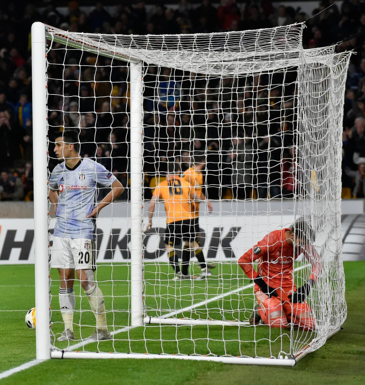 En 12 minutos, Diogo Jota logra un hat-trick que le dio la victoria al Wolverhampton ante Besiktas. Dendonker sella victoria conun cuarto gol para los Wolves y Raúl Jiménez se pierde encuentro al estar suspendido por tarjetas acumuladas.