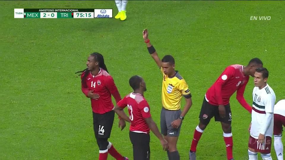 Tarjeta amarilla. El árbitro amonesta a Dwane James de Trinidad and Tobago