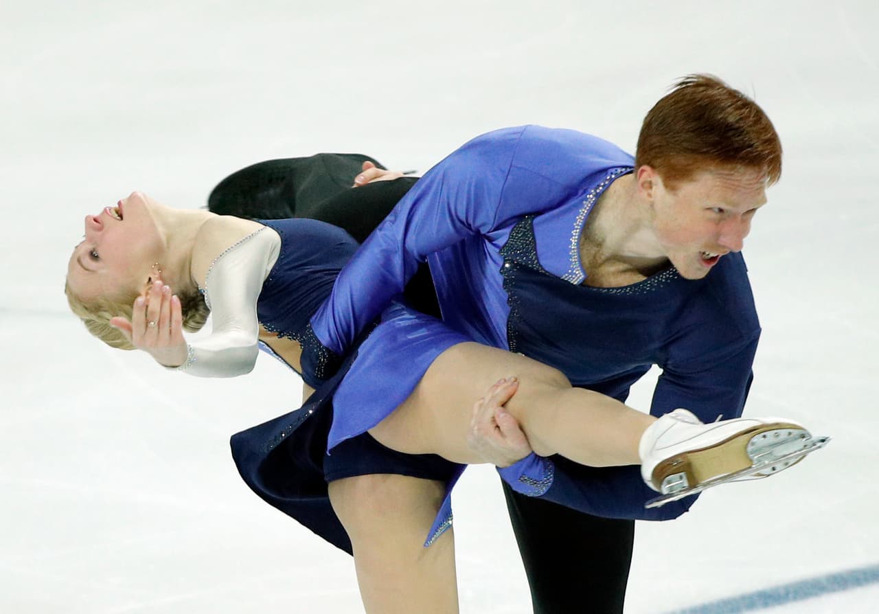 La presencia escénica y la capacidad física de las patinadoras es clave durante los ejercicios en pareja. Es allí donde la exigencia se hace mayor para lograr que con la fuerza y coordinación con sus compañeros se logren presentaciones espectaculares.