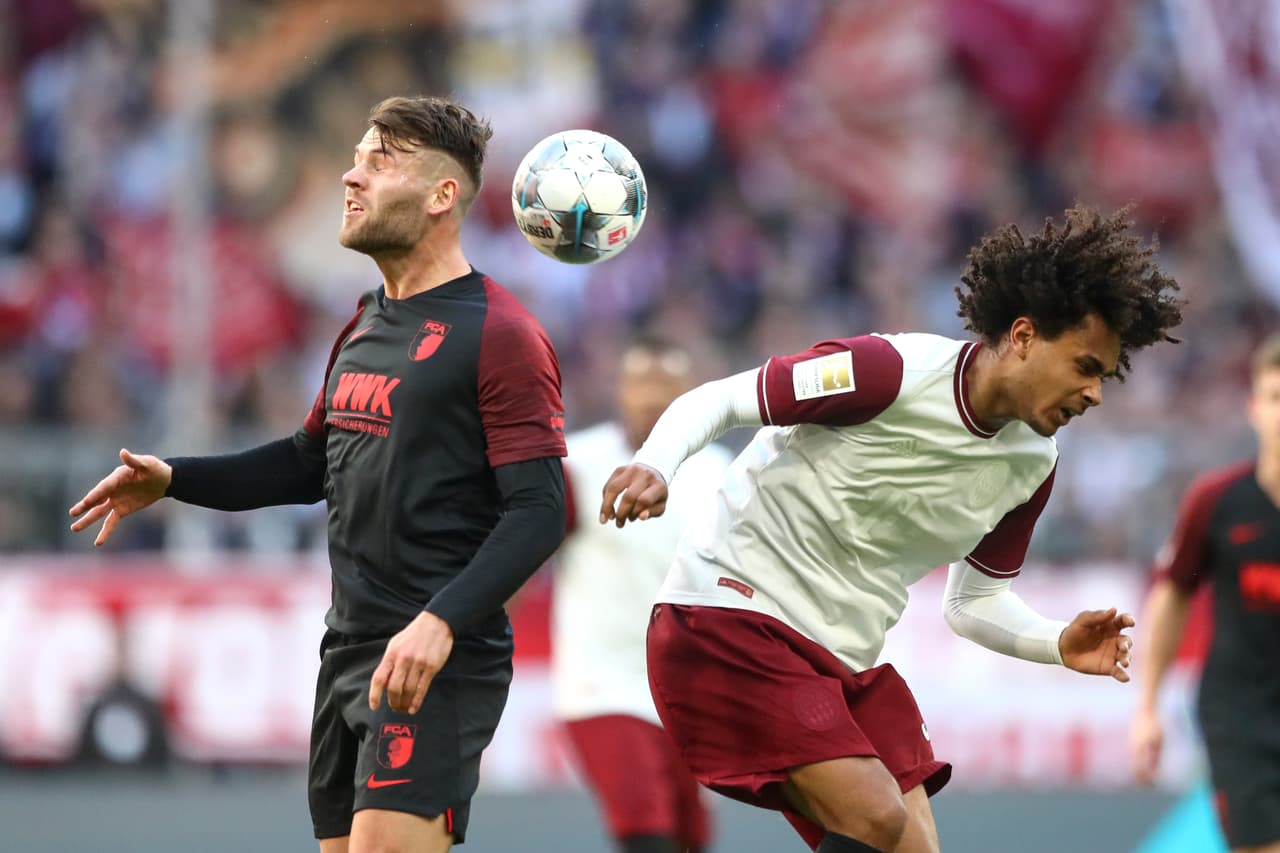 Eduard Loewen salta para ganar el balón a Joshua Zirkzee en juego aéreo.