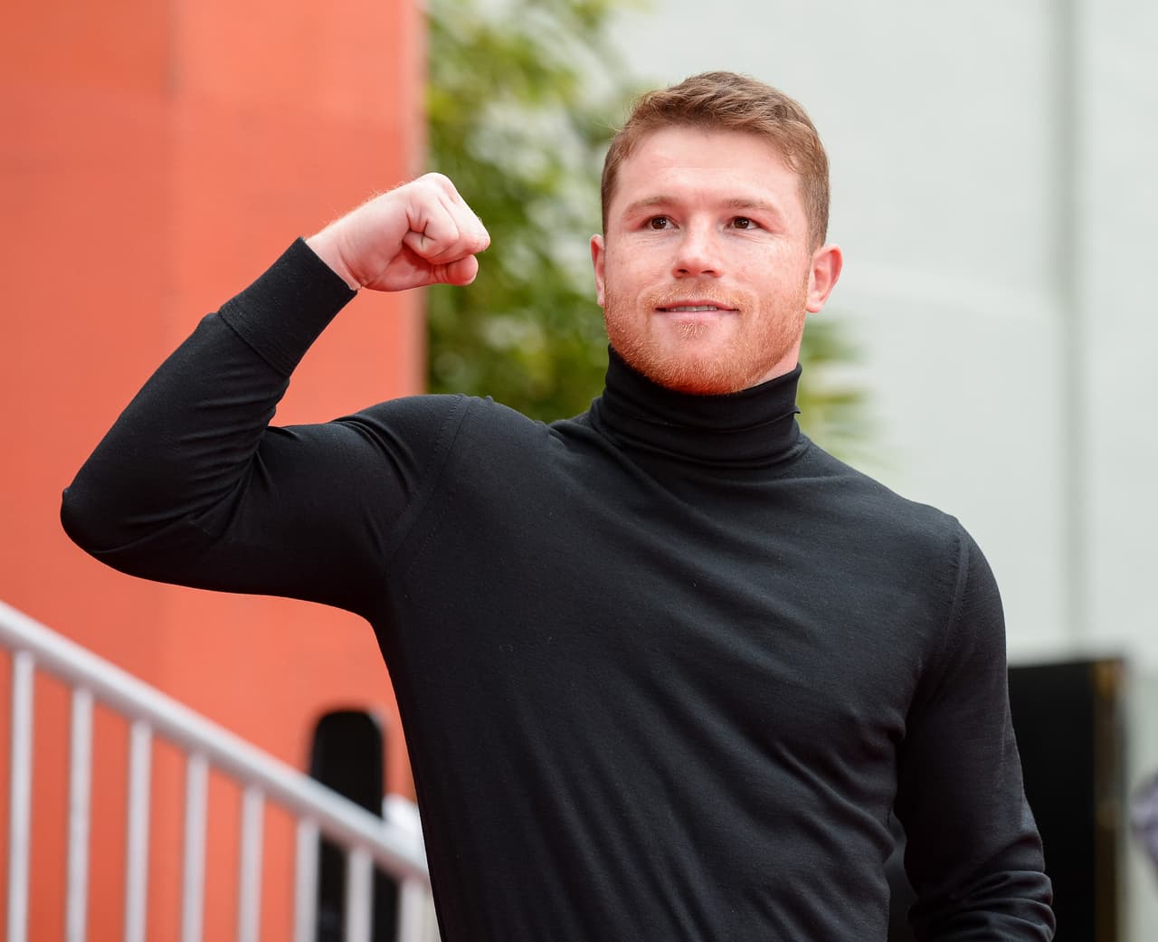 El 25 de mayo de 1936, Victor McLaglen fue el primer boxeador en toda la historia en tener sus huellas al lado de famosos que por aquella época ya lo habían hecho como Shirley Temple, Joan Crawford y el legendario Charles Chaplin. 
<br>