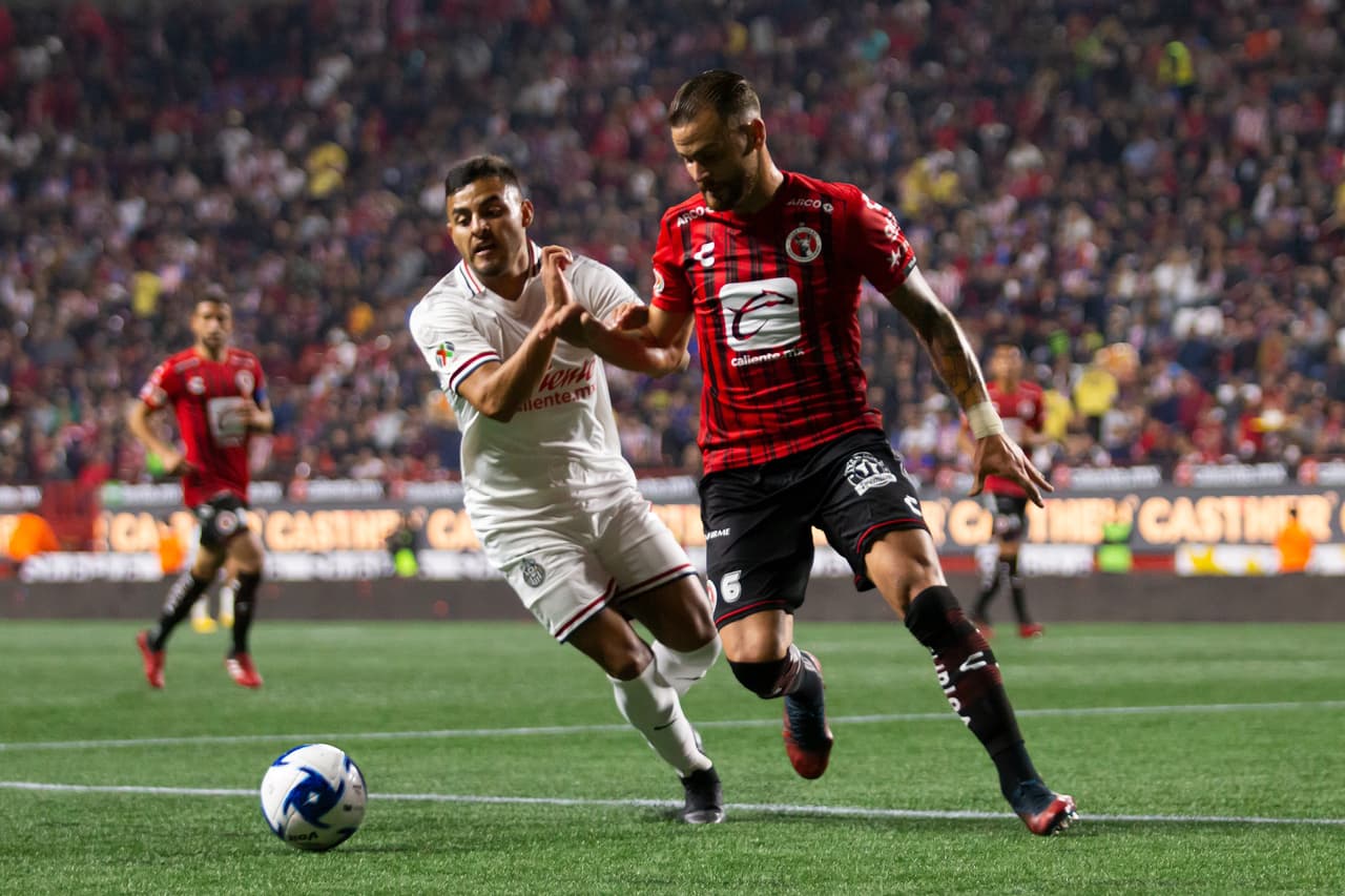 Alexis Vega encara al defensor Leonardo González, pero pierde el duelo frente al jugador de Xolos.