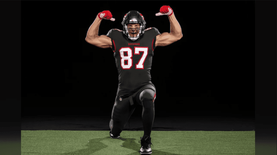Con su número 87, así posó Rob Gownkowski con el uniforme de los Bucs por primera vez.