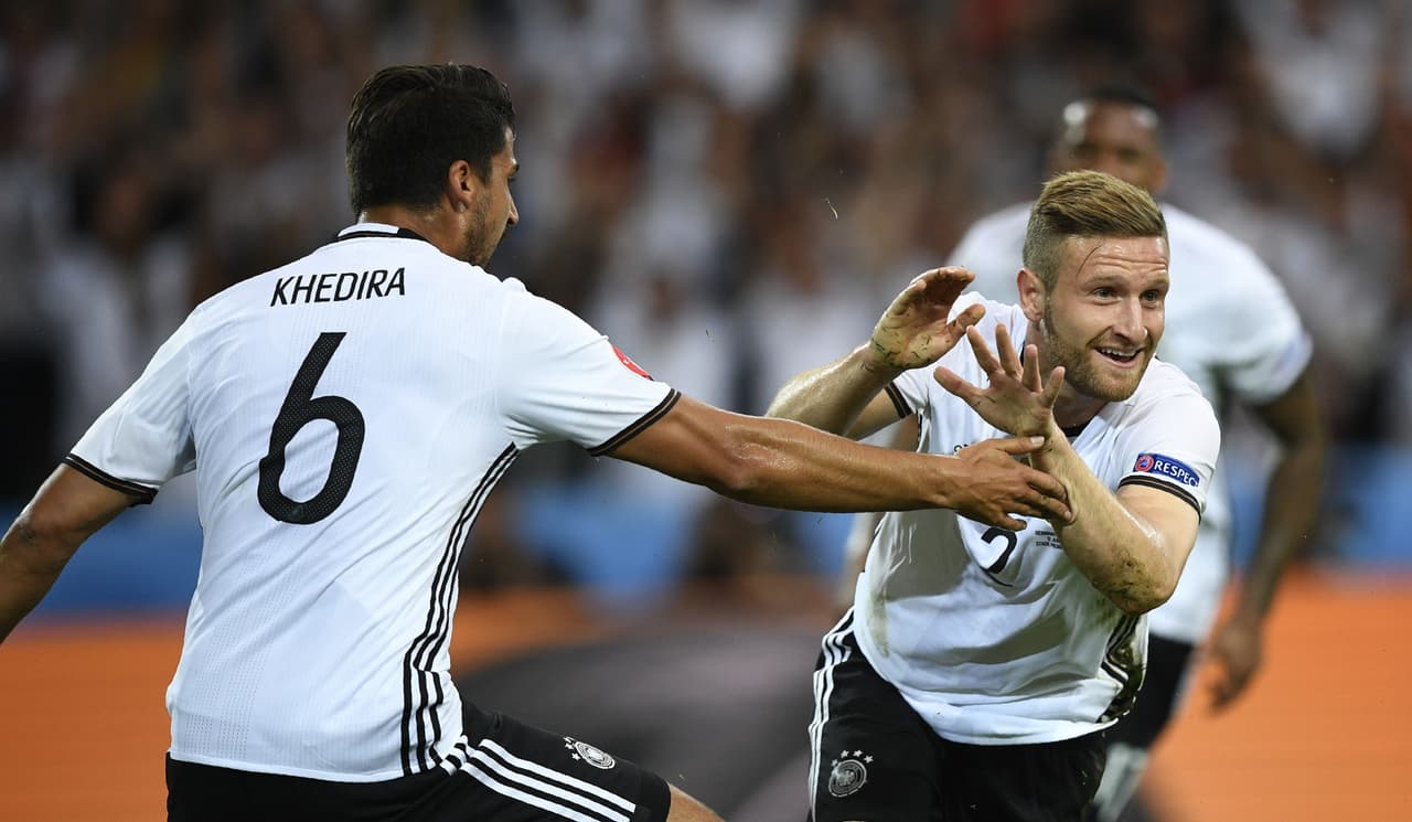 Mustafi y Schweinsteiger le dieron la victoria a Alemania frente a Ucrania