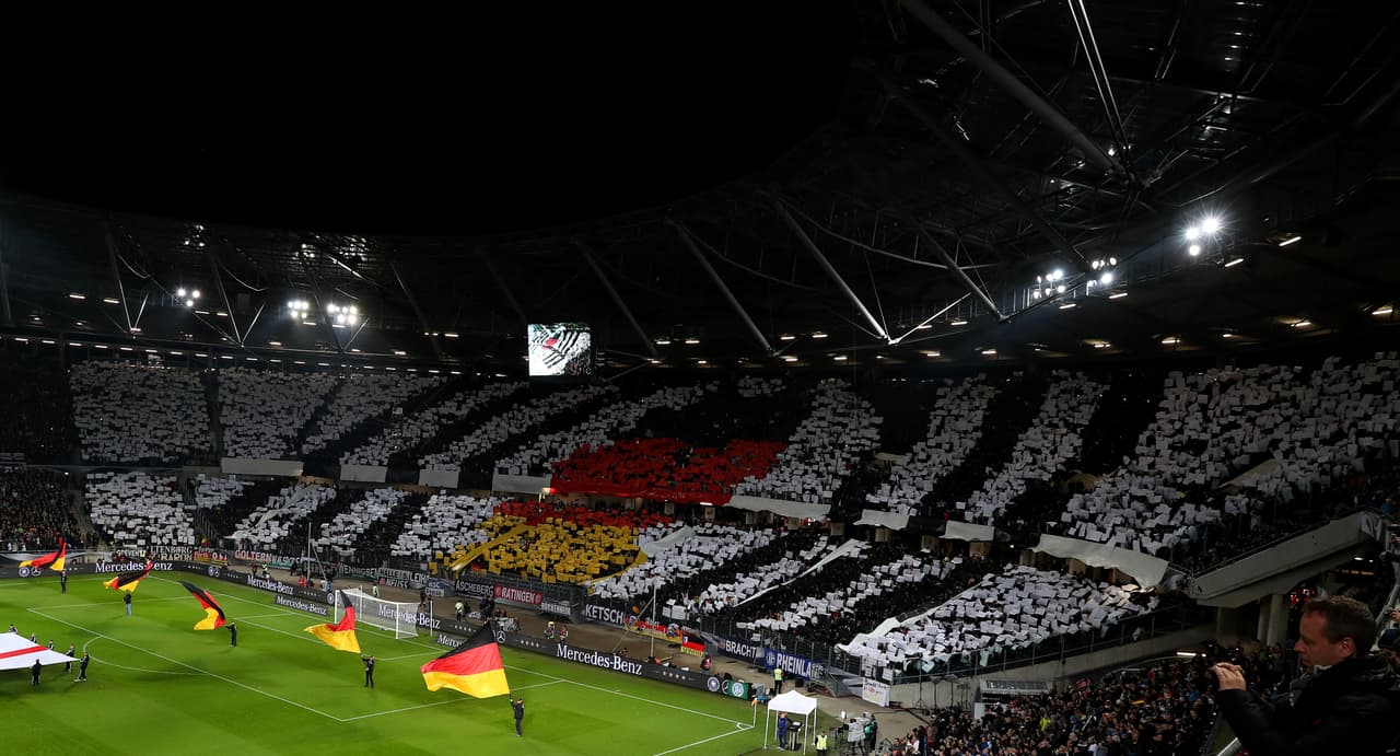 Alemania se impuso 2-0 contra Irlanda del Norte y sigue líder de su grupo. Sin embargo, la imagen del espectacular tifo hecho en las tribunas en su honor fue una de las imágenes más llamativas de la jornada.