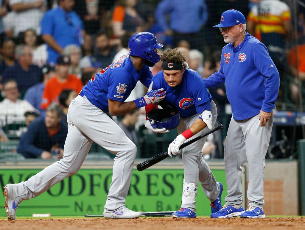 Luego, el pelotero se arrodilló cerca del plato, donde lo consolaron Jason Heyward y el manager Joe Maddon.