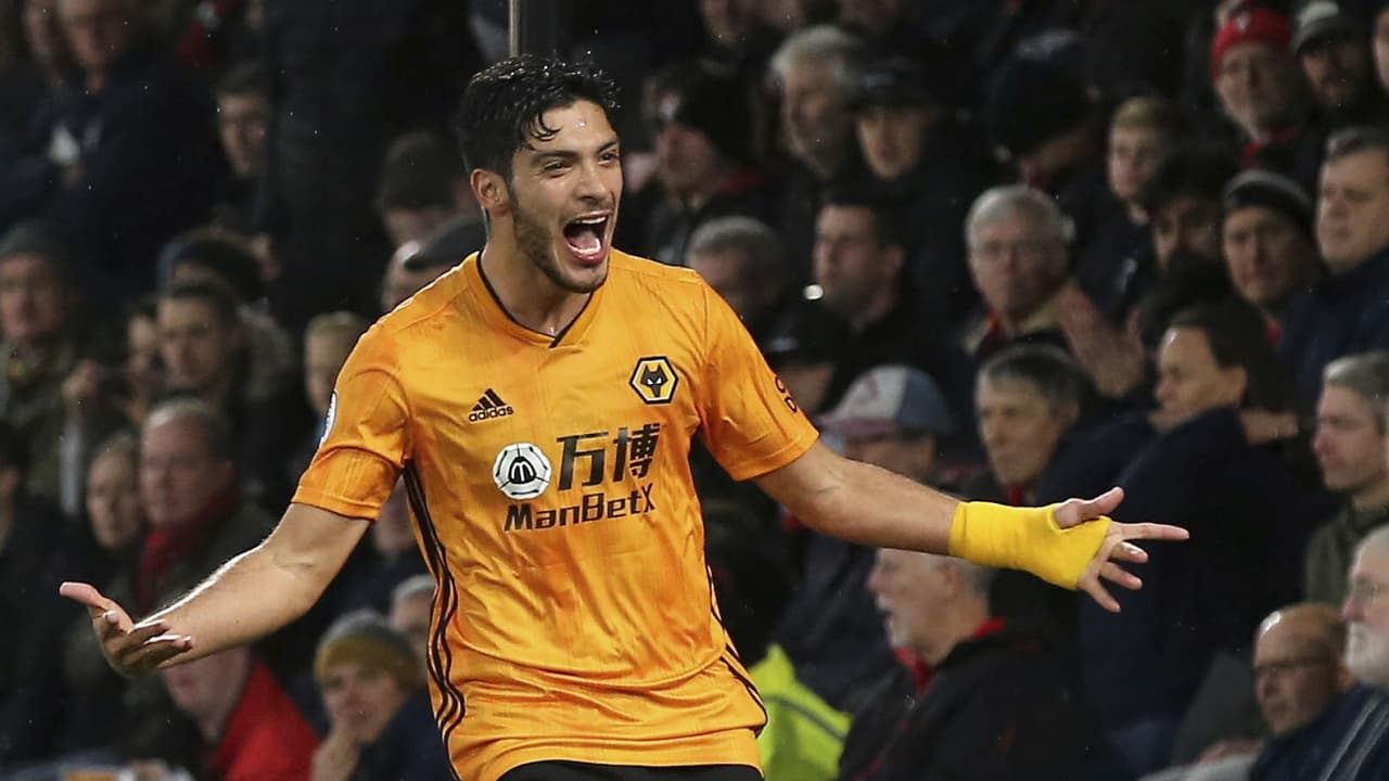 Raúl Jiménez es el jugador que más tira en la Premier