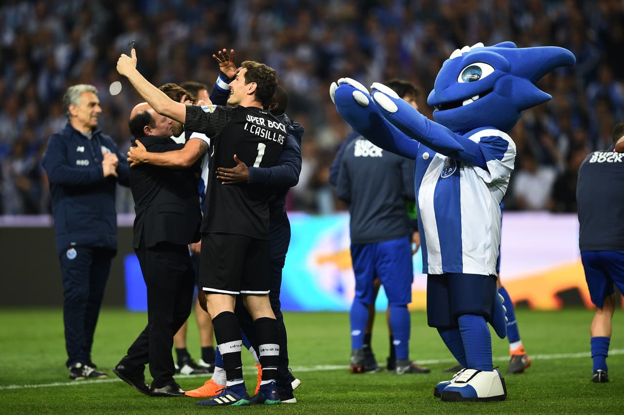 Allí apareció la mascota del equipo para interactuar y jugar en medio de esta celebración.