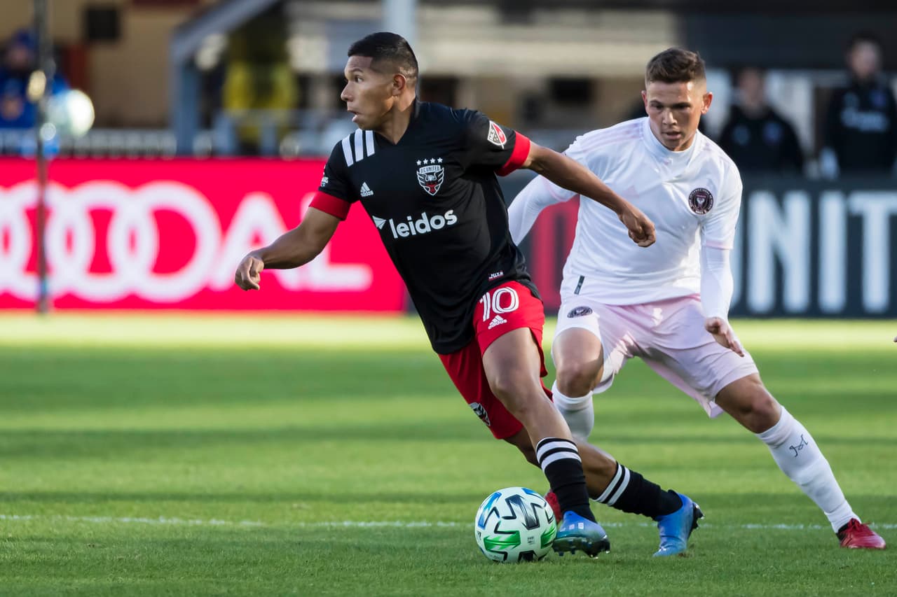 La nueva estrella del DC United, Edison Flores le pinta la cara a Will Trapp y se va con balón dominado para buscar el gol.