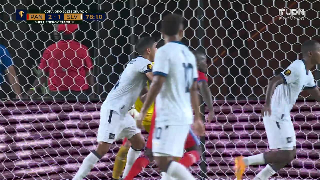 ¡CERCA! Cecilio Waterman disparó que se estrella en el poste.