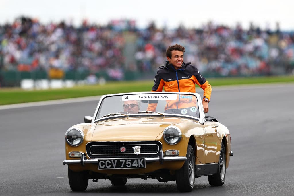 El piloto de McLaren Lando Norris de la Gran Bretaña circula en el desfile previo al Gran PRemio de inglaterra de Fórmula Uno.