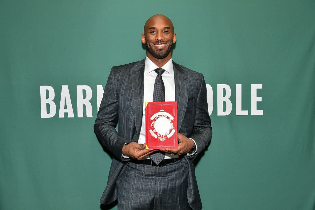 Ahora Kobe Bryant estuvo en Nueva York promoviendo su primer libro intitulado "The Mamba Mentality: How I Play" en la librería Barnes & Noble de Union Square.