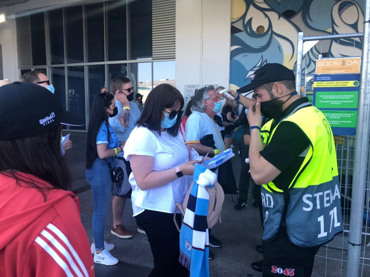 A minutos del incio del partido, los aficionados comienzan a llegar a sus lugares en el Estadio Do Dragao para disfrutar de la final de la UEFA Champions League.