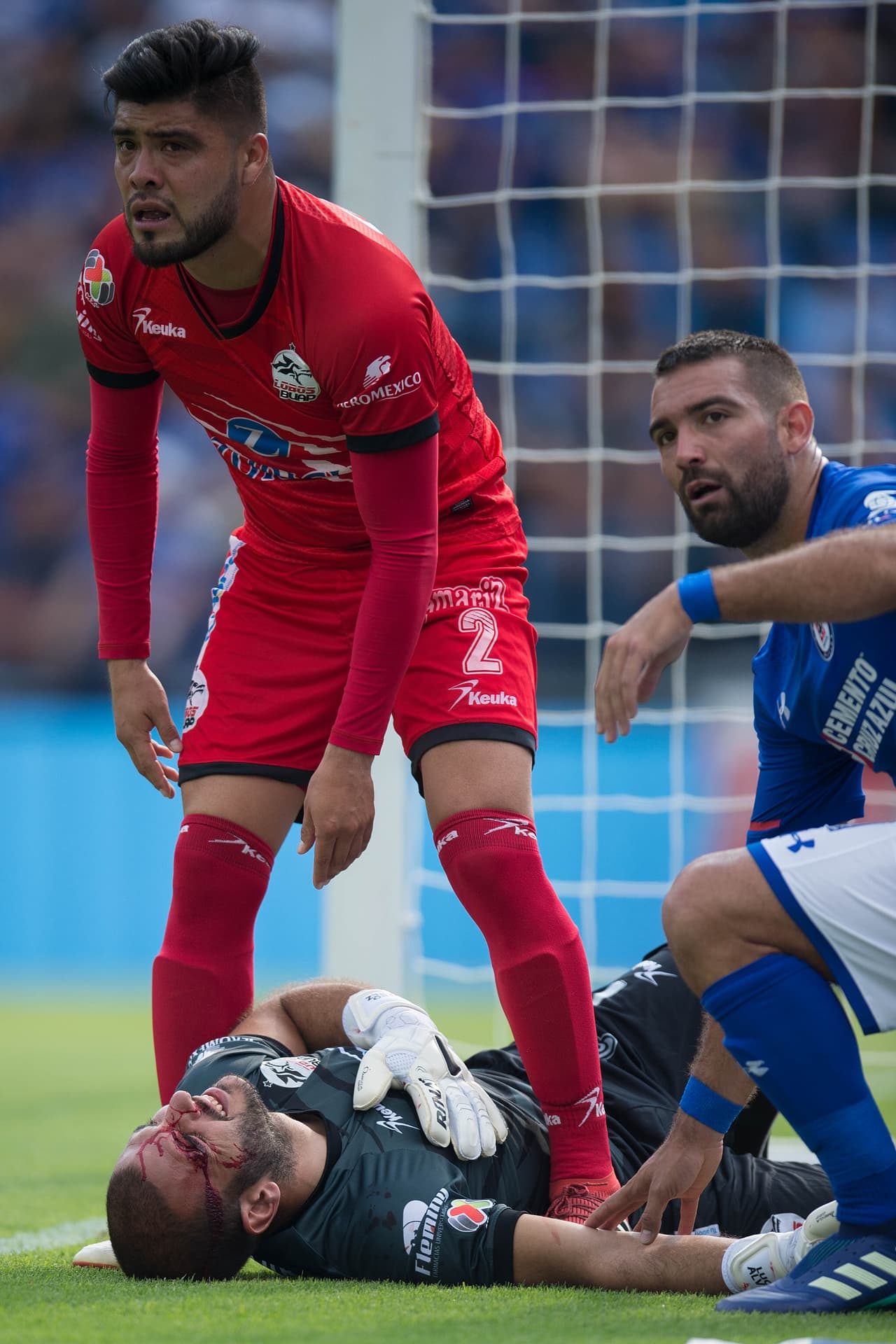 Un minuto después, Lucero Álvarez, arquero de Lobos, chocó con el 'Maza' Rodríguez y subrió un corte en la frente.
