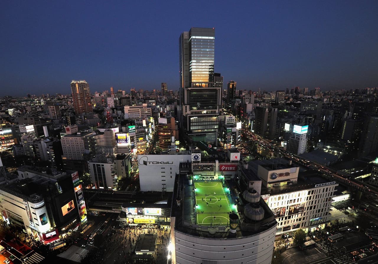 Adidas Football Stadium (Tokyo) - Uno de los edificios de la popular marca deportiva cuenta con un campo de futsal.