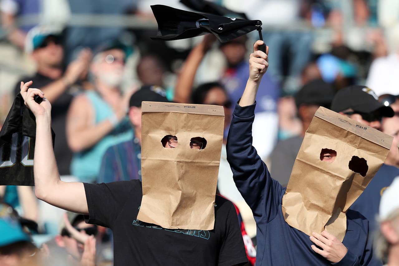 Estos fans de los Jaguars se pusieron sus bolsas tras haber perdido ante los Texans 24-21.