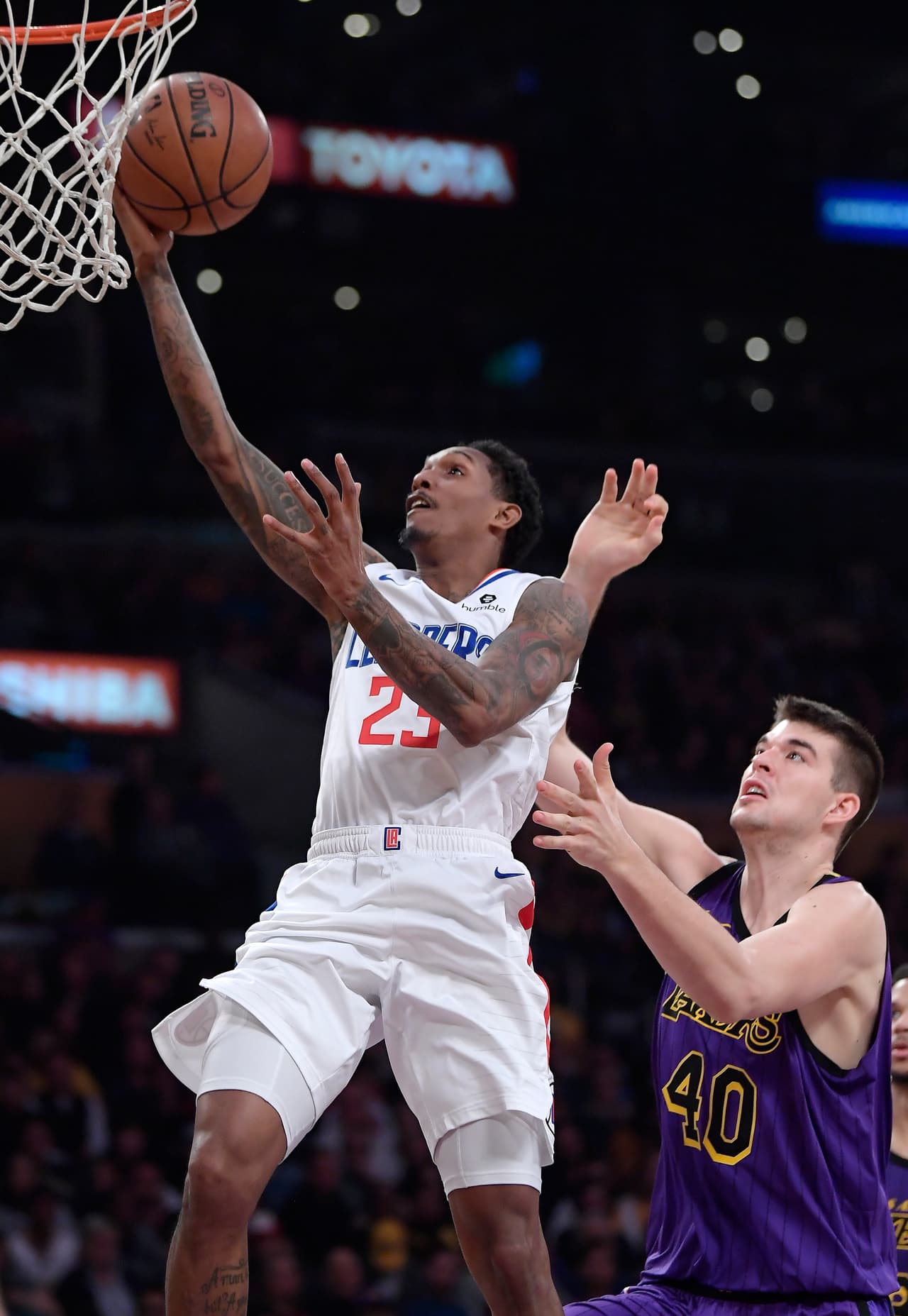 En otro duelo del Oeste, Los Angeles Clippers venció 118-107 a Los Angeles Lakers, que no tuvieron a LeBron James. Lou Williams anotó 36 puntos en la victoria de su equipo.