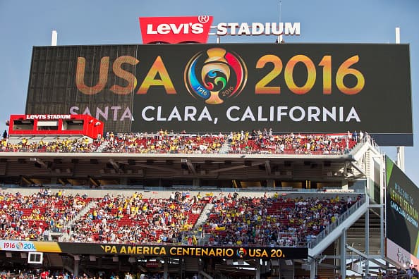 El colombiano James Rodríguez supera al portero estadounidense Brad Guzan, en un tiro penal, el segundo gol de Colombia.