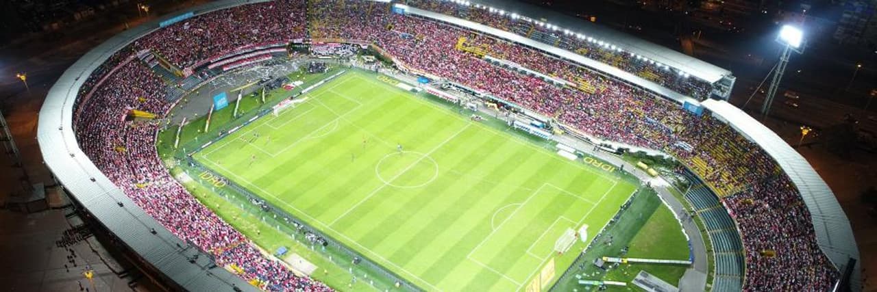 El Estadio Nemesio Camacho El Campín, conocido simplemente como El Campín, es casa del Millonarios y del Santa Fe de Colombia.