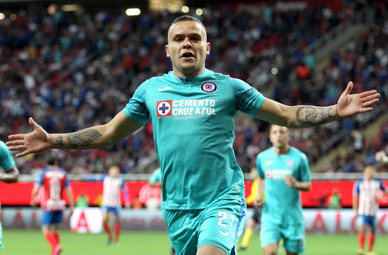 Jonathan Rodríguez dona dos mil despensas a Uruguay