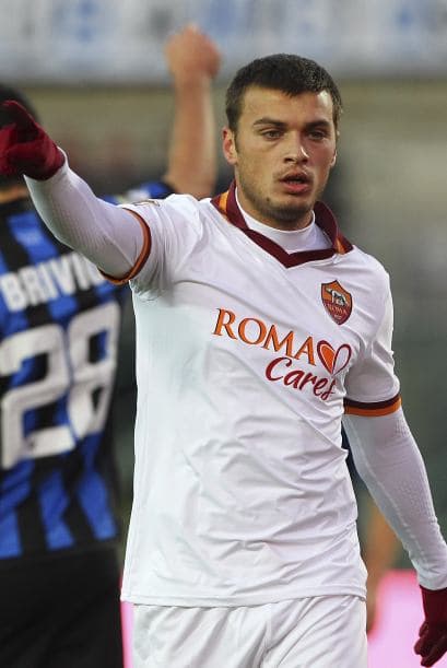 El serbio Aden Ljajic ya interesó al Manchester United en el pasado, pero ahora se ha convertido en urgencia sacarlo de la Roma, equipo que en el 2013 se quedó con sus servicios. El ‘Kaka de los balcanes’ es otra de los nombres que suena como opción para la delantera.