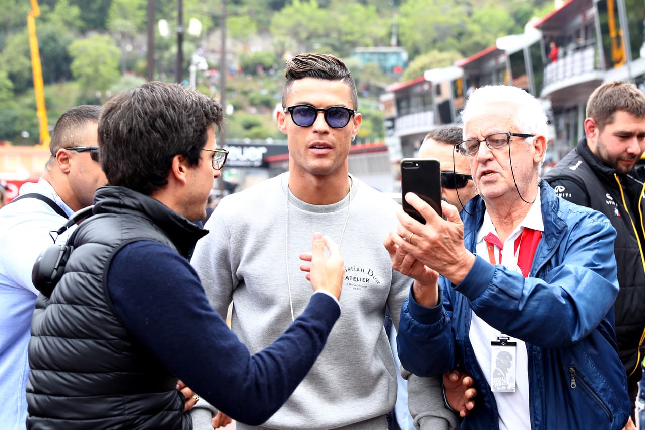 Cristiano Ronaldo estuvo en el paddock del Gran Premio y nadie quería perderse la posibilidad de lograr una foto o un autógrafo de él.