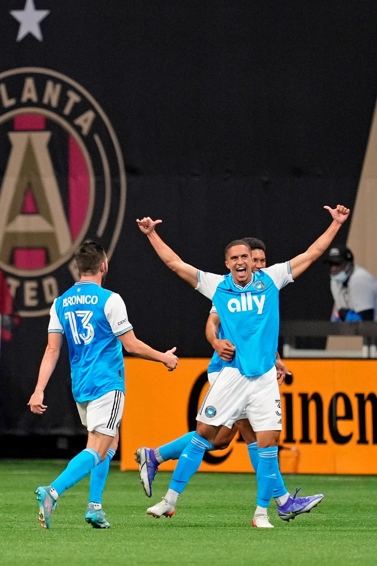 Mientras que Adam Armour logró la igualdad para Charlotte.
<br>