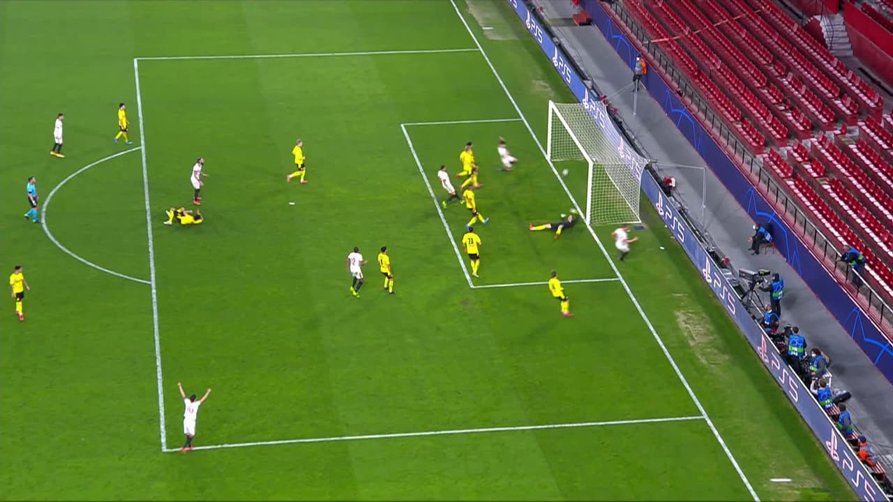 ¡GOL!  anota para Sevilla. Luuk de Jong